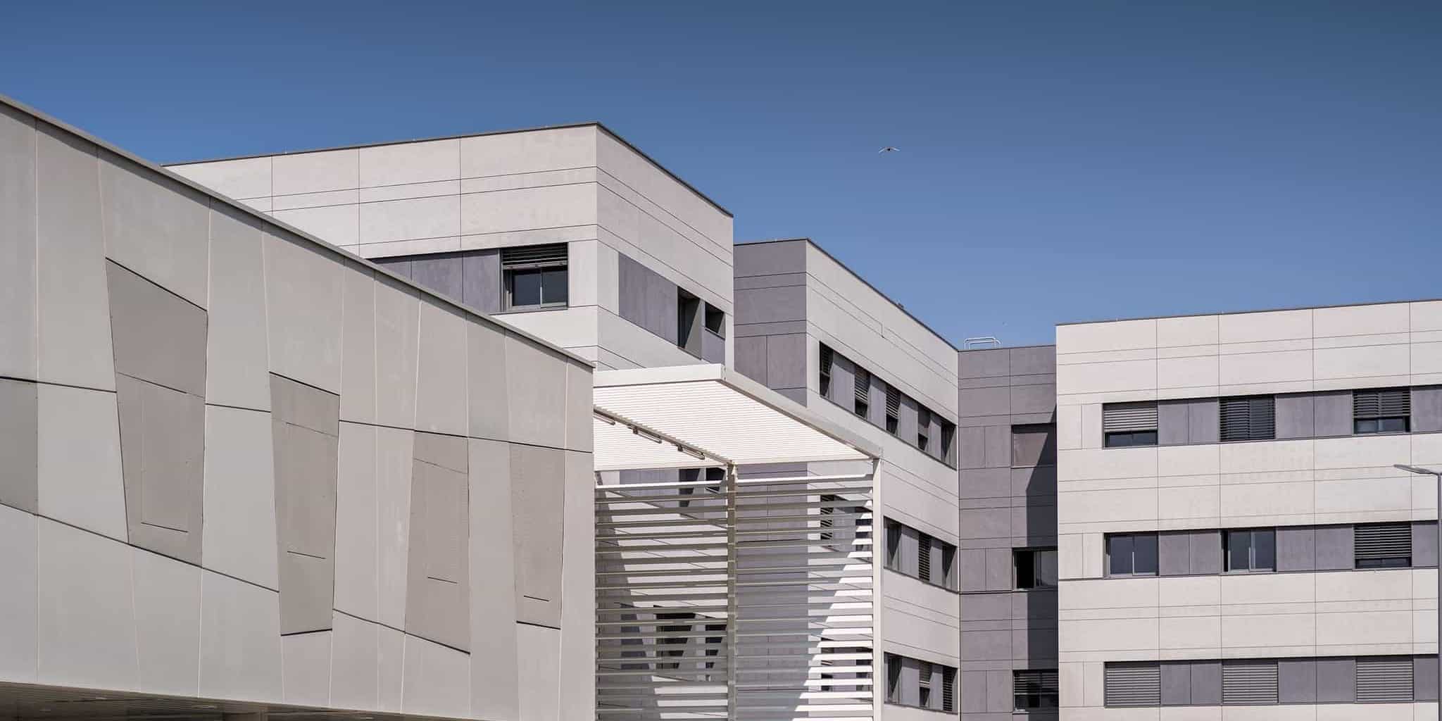 Plateau technique et accueil au CH de Bagnols-sur-Cèze. Vue sur la façade principale