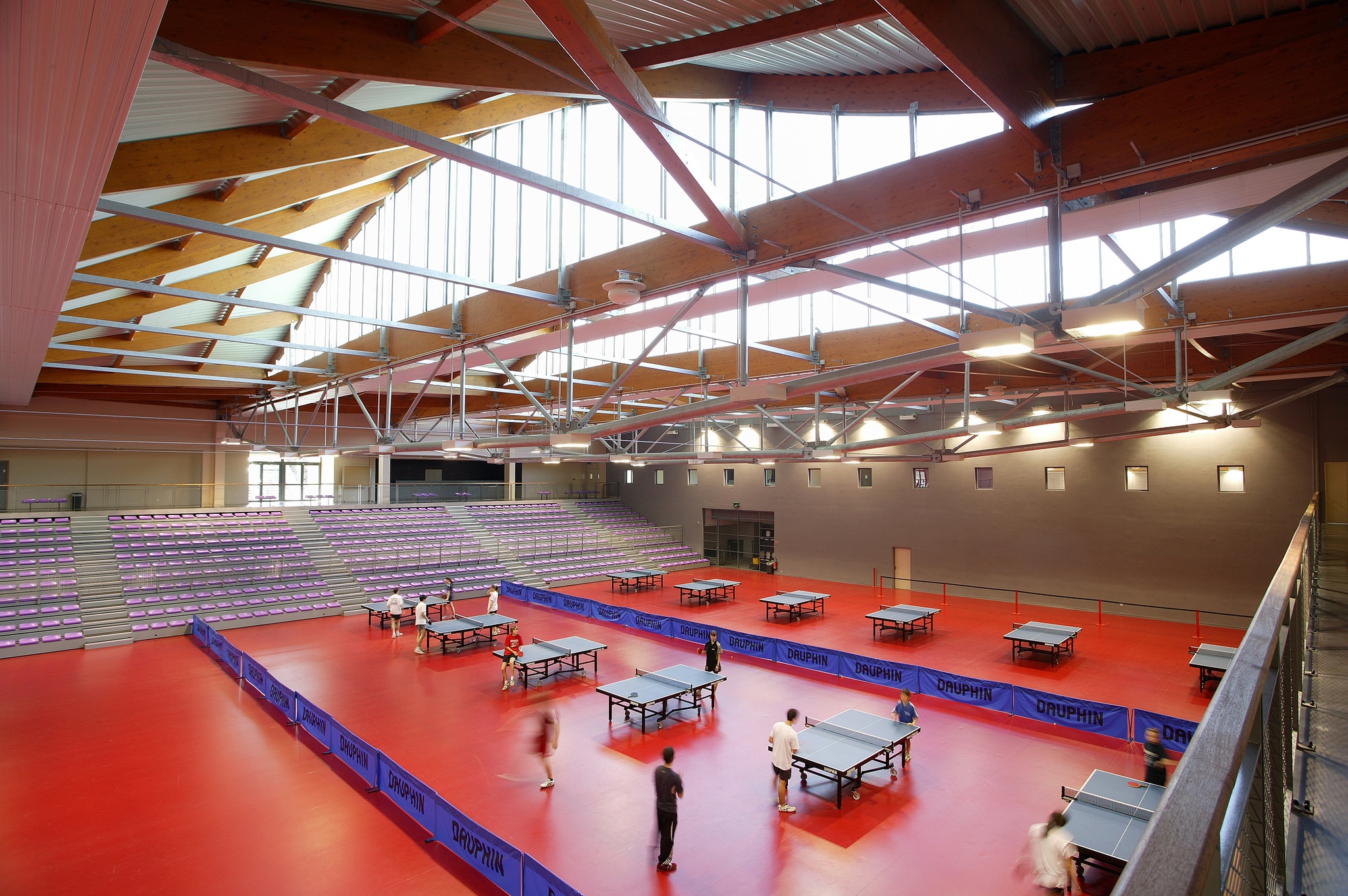 Centre d'arts martiaux, de lutte et de tennis de table à Ceyrat, vue sur la salle de tennis de table