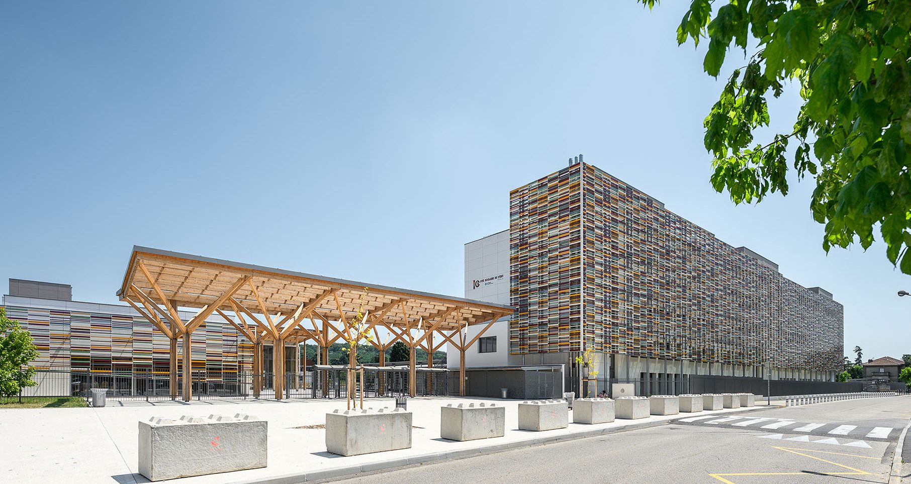 Cité scolaire de l'Edit à Roussillon, vue sur l'entrée principale