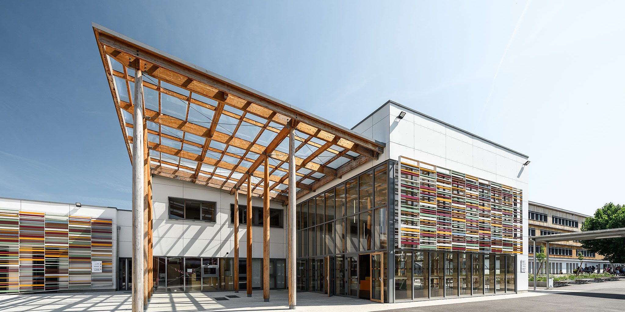 Cité scolaire de l'Edit à Roussillon, vue sur l'entrée de la salle polyvalente.