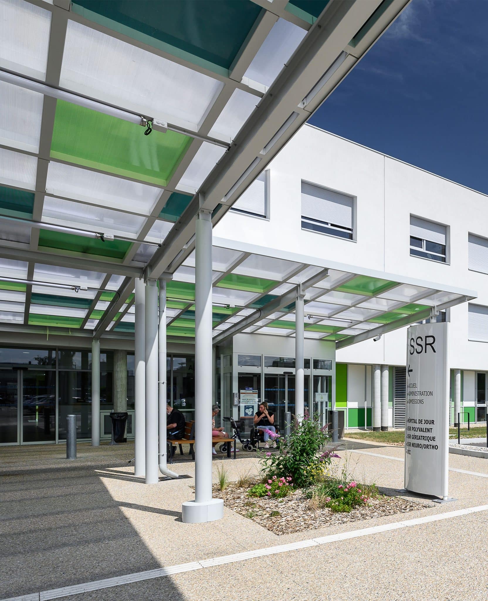 Centre de rééducation SSR à Bourg-en-Bresse, vue sur l'entrée