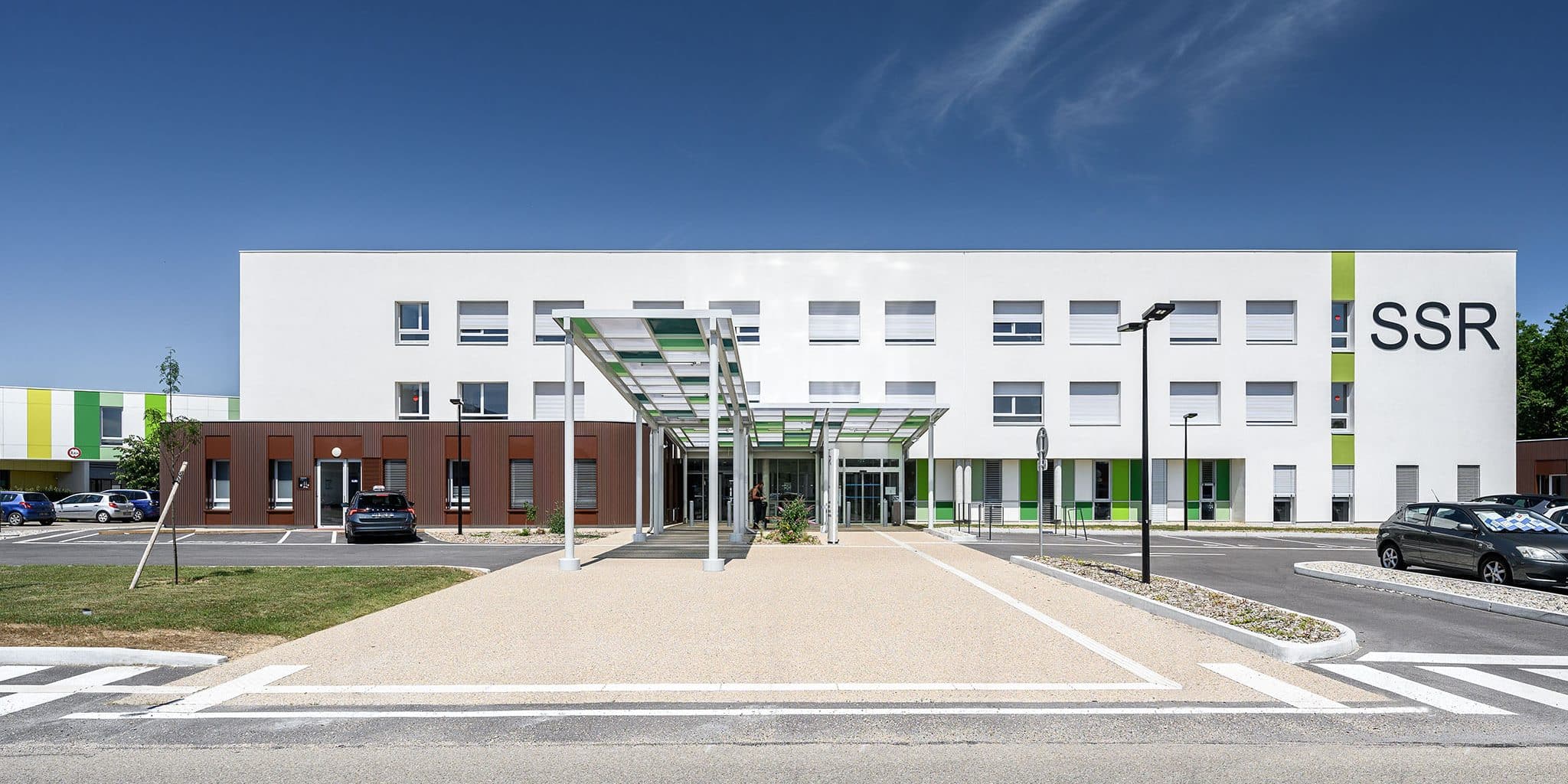 Centre de rééducation SSR à Bourg-en-Bresse, vue sur la façade principale