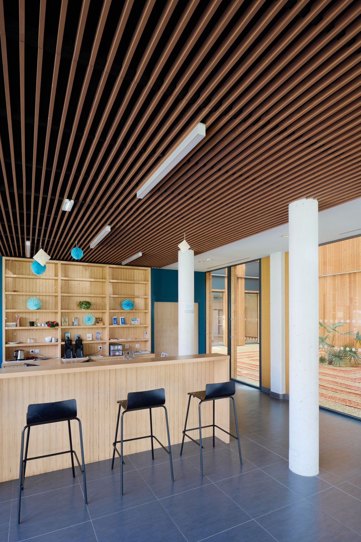 Sylvain Jouve - CRR Architecture- Reconstruction extension du lycée Ambroise Brugière à Clermont-Ferrand, vue sur le bar du foyer