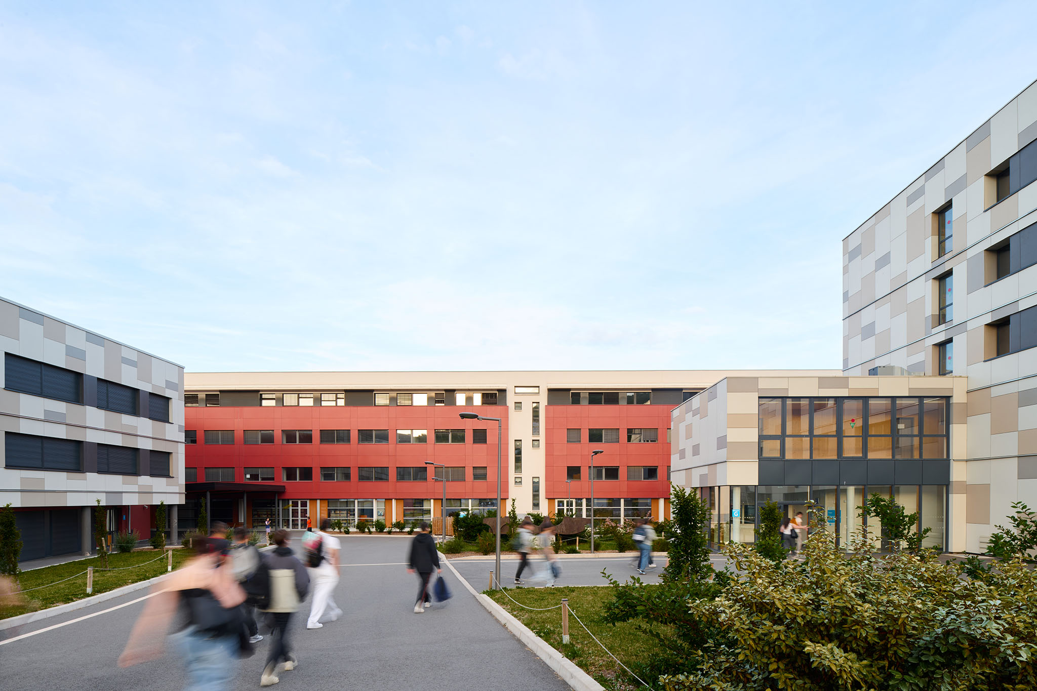 Sylvain Jouve - CRR Architecture- Reconstruction extension du lycée Ambroise Brugière à Clermont-Ferrand, vue sur la cours
