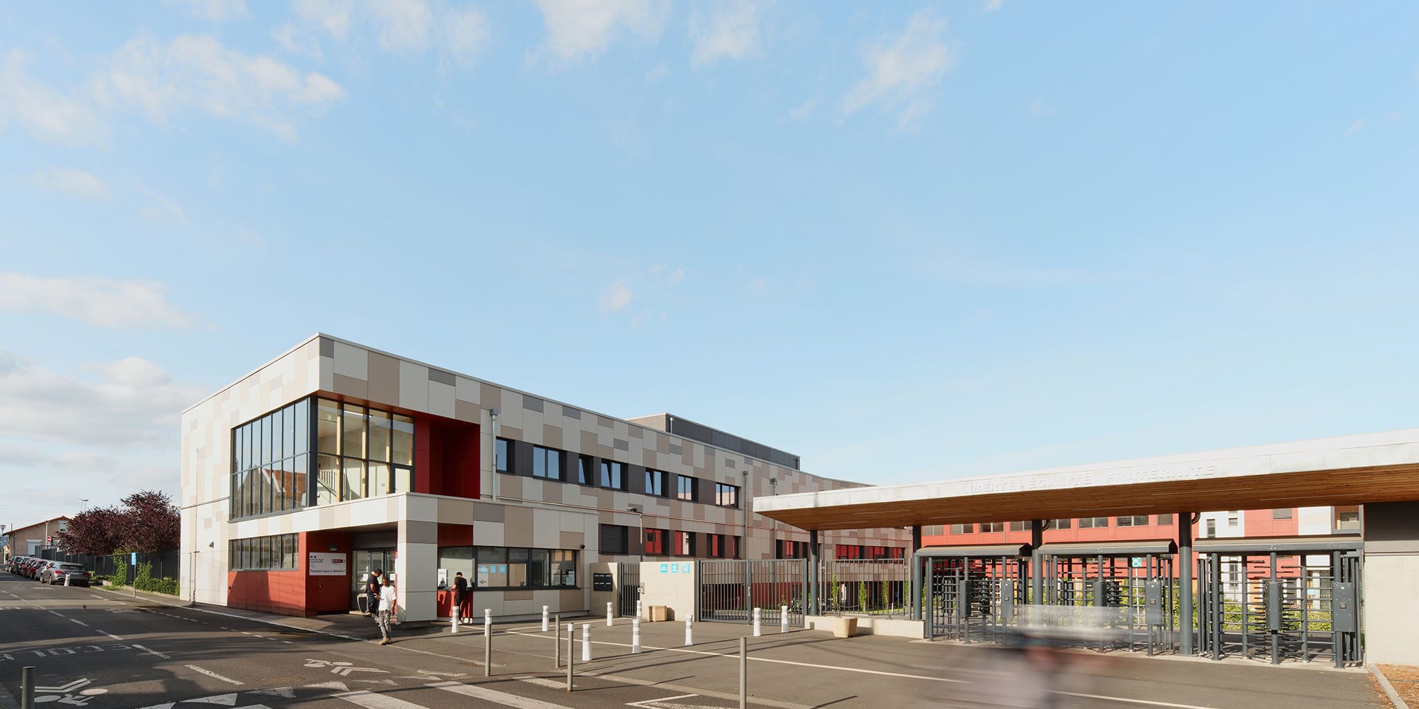 Sylvain Jouve - CRR Architecture- Reconstruction extension du lycée Ambroise Brugière à Clermont-Ferrand, vue sur l'entrée des élèves