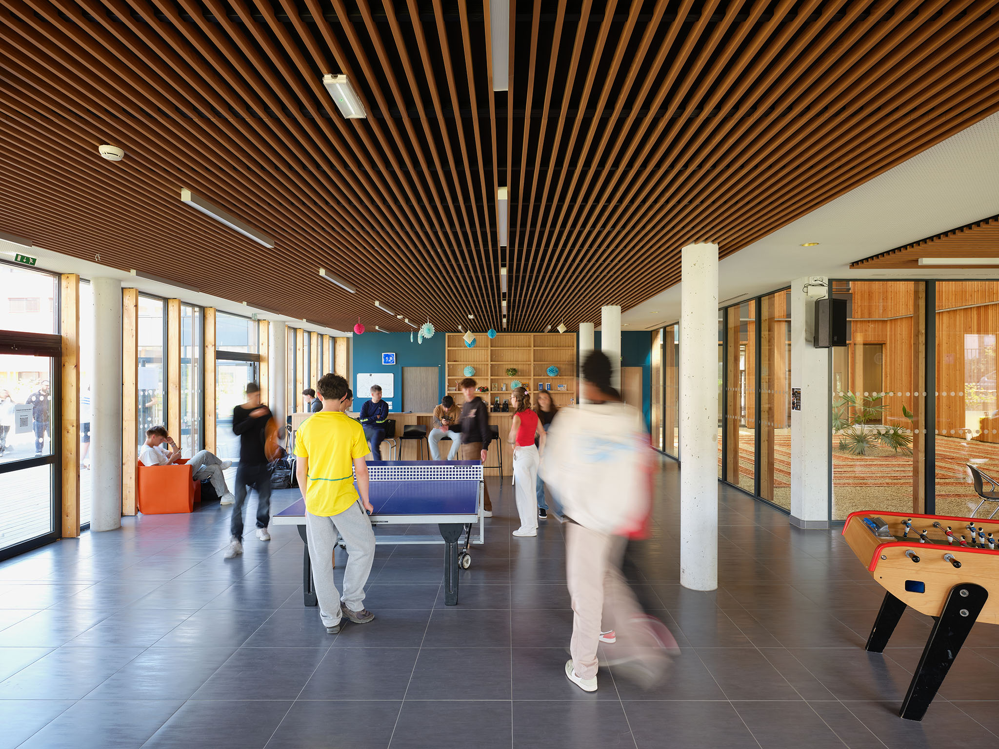 Sylvain Jouve - CRR Architecture- Reconstruction extension du lycée Ambroise Brugière à Clermont-Ferrand, vue sur le foyer