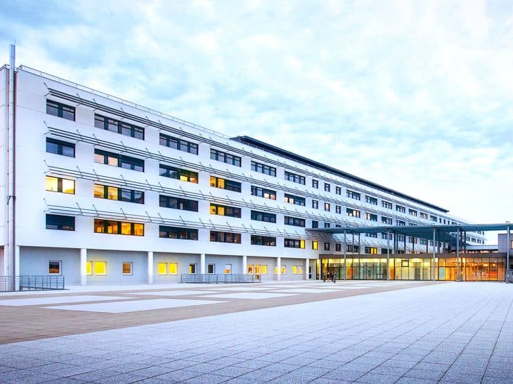 Hôpital Jean Minjoz à Besançon, vue sur la façade depuis le parvis
