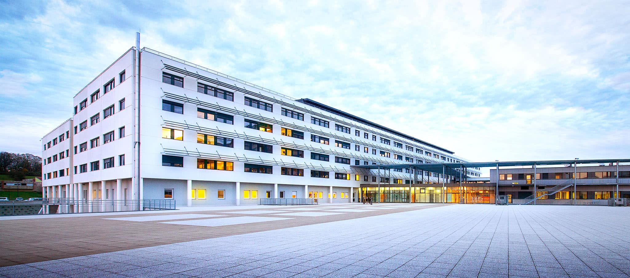 Hôpital Jean Minjoz à Besançon, vue sur la façade depuis le parvis