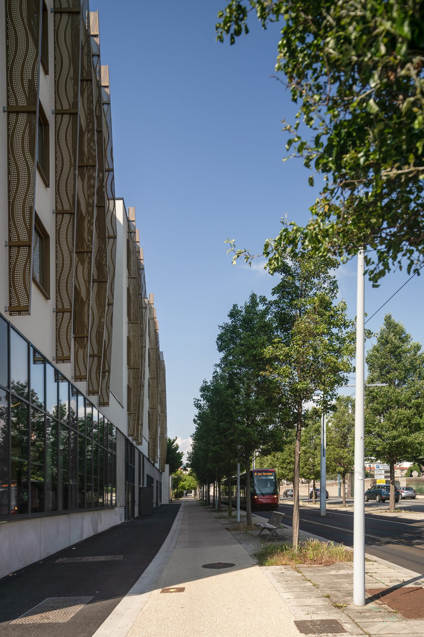 Construction de logements sociaux, de logements en accession et d'un hôtel, îlot Bouillet, à Clermont-Ferrand, vue rue tramway