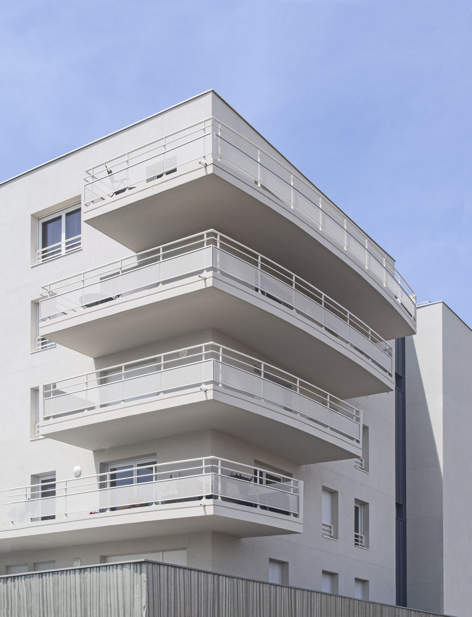 Logements, locaux libres et crèche, rue du Ressort à Clermont-Ferrand, vue des balcons