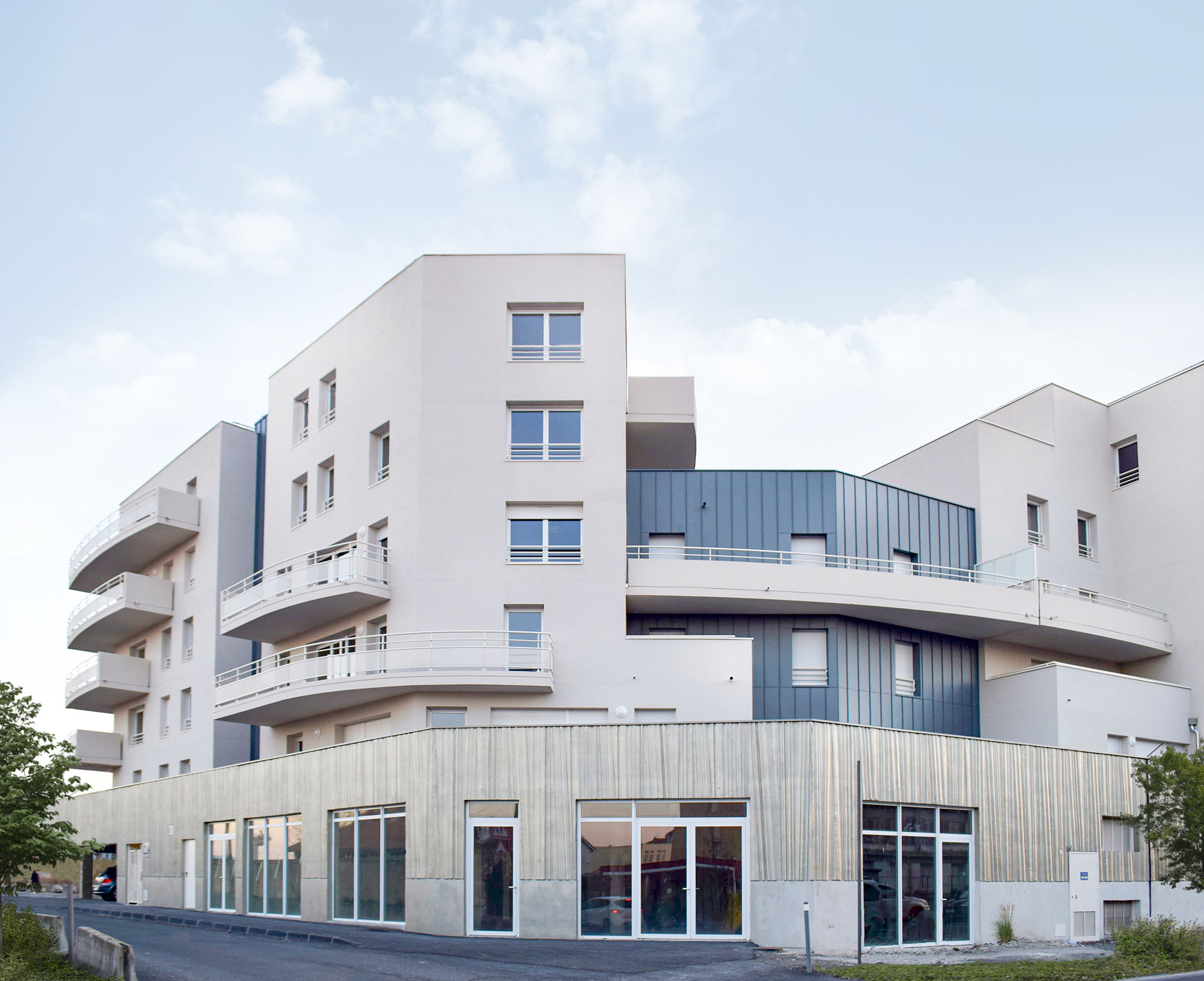 Logements, locaux libres et crèche, rue du Ressort à Clermont-Ferrand, vue de l'angle de la parcelle.