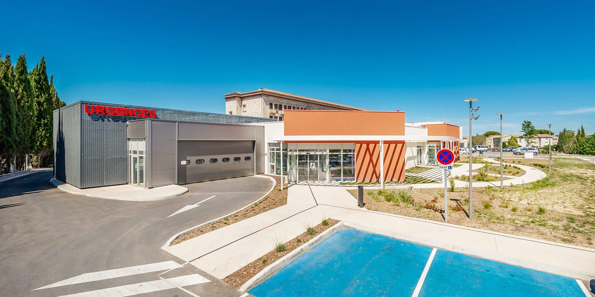 Urgences du Centre Hospitalier Jean Marcel de Brignoles, vue sur l'entrée des urgences