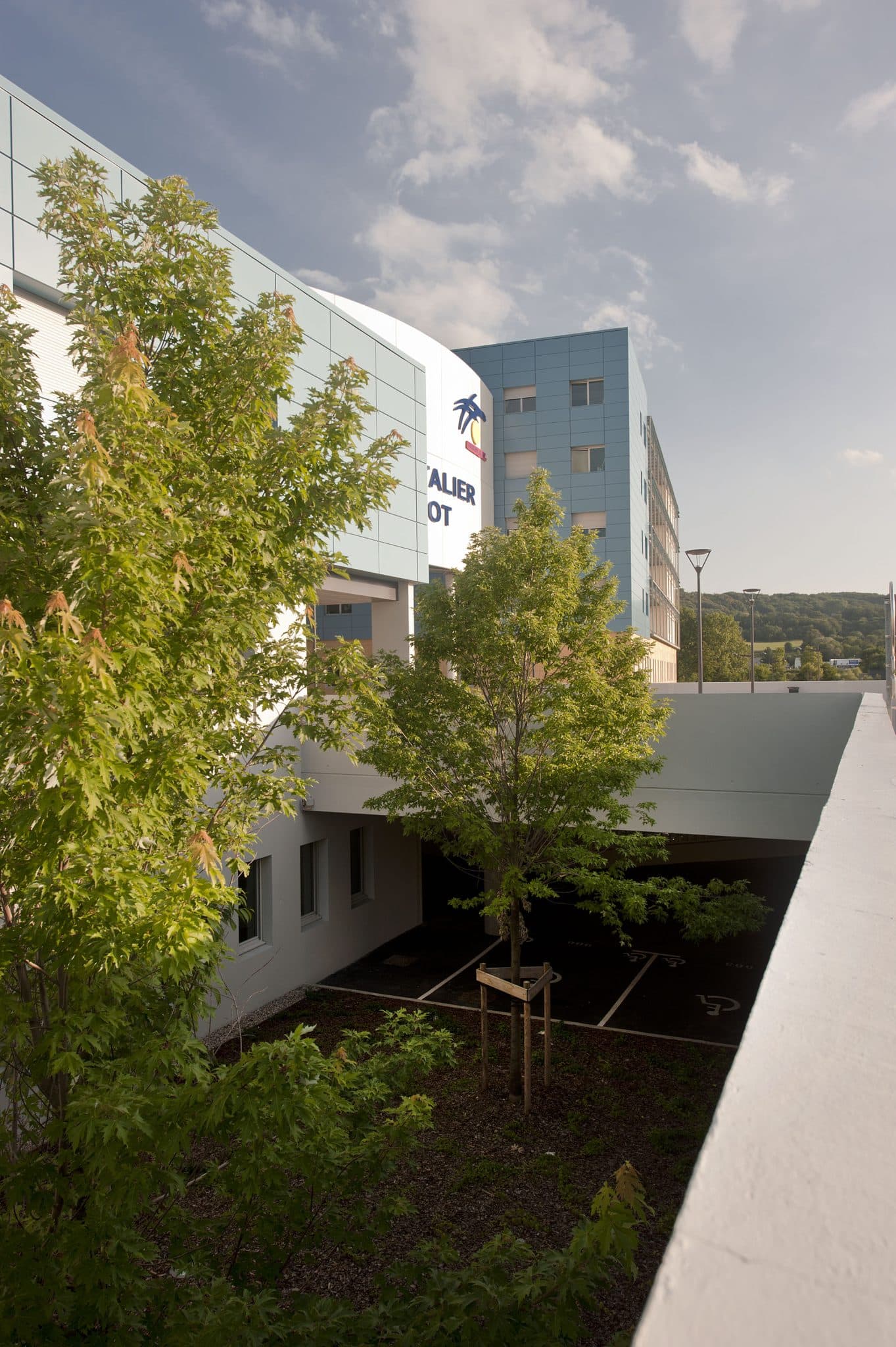 Centre Hospitalier Pierre Oudot à Bourgoin-Jallieu, vue ascenseur extérieur