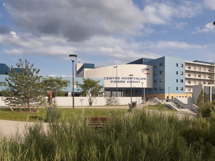 Centre Hospitalier Pierre Oudot à Bourgoin-Jallieu, vue depuis les jardins
