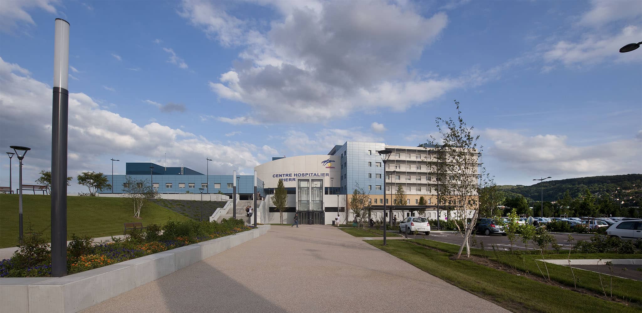 Centre Hospitalier Pierre Oudot à Bourgoin-Jallieu, vue depuis le parvis bas