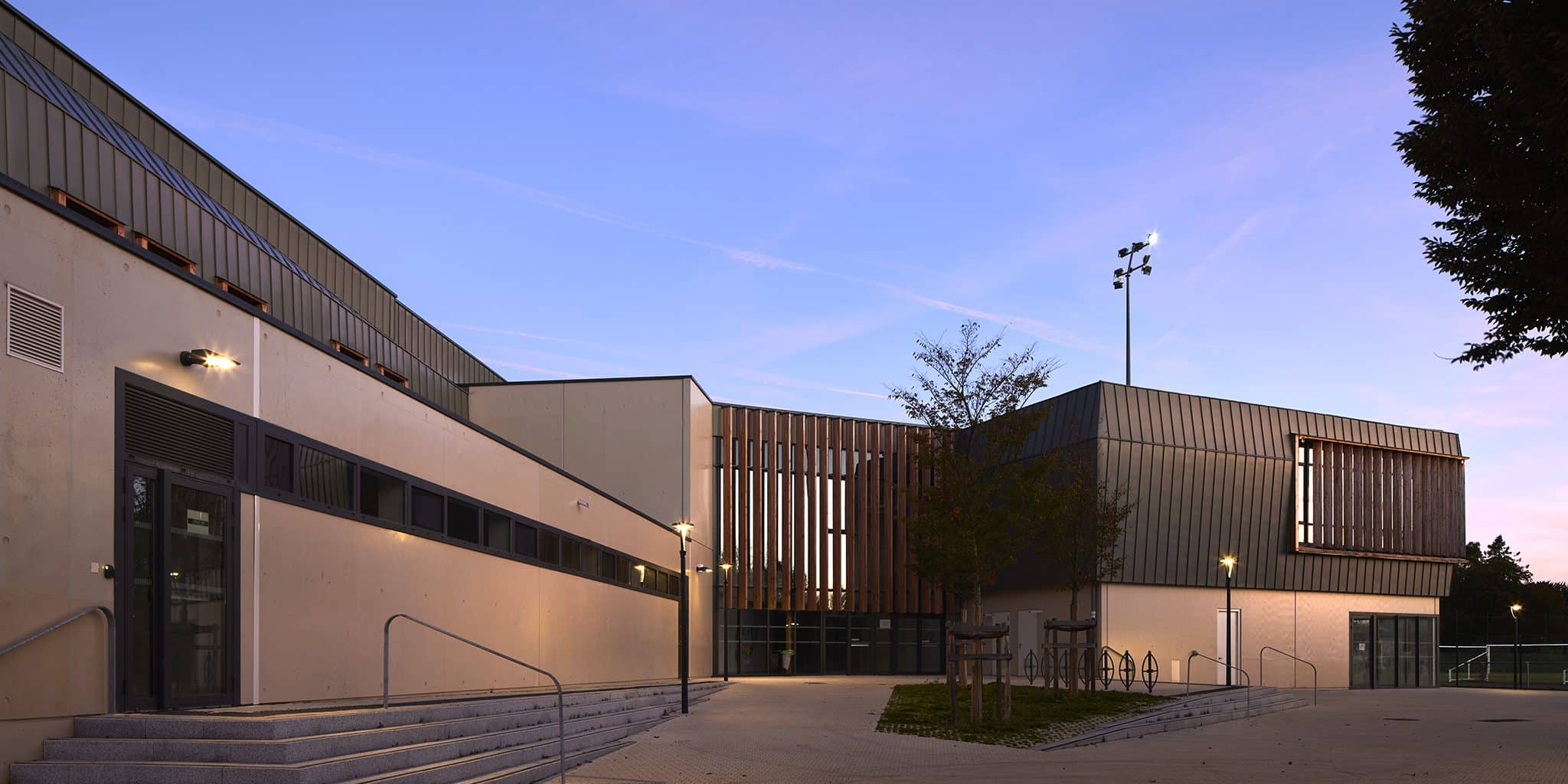 Gymnase de l'Europe à Angers, vue sur l'entrée depuis le parvis