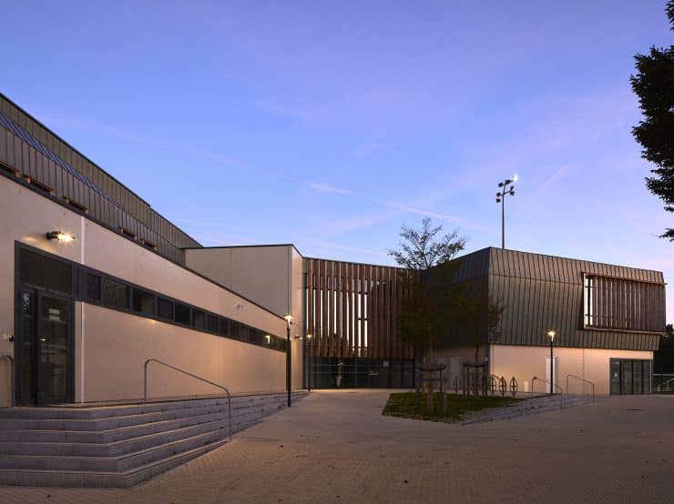 Gymnase de l'Europe à Angers, vue sur l'entrée depuis le parvis