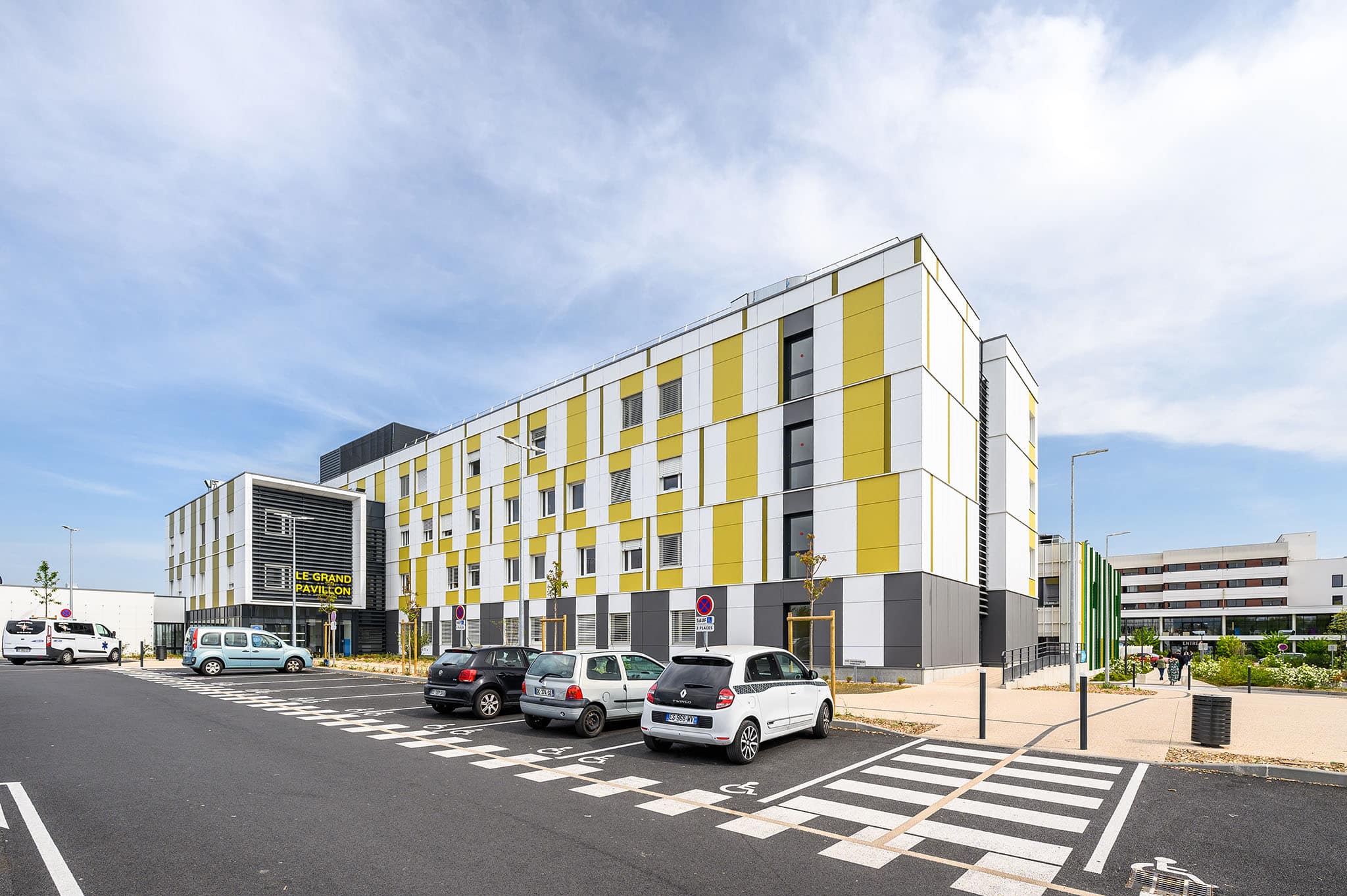 Pôle de consultation à Villefranche-sur-Saône, vue sur le bâtiment depuis le parking