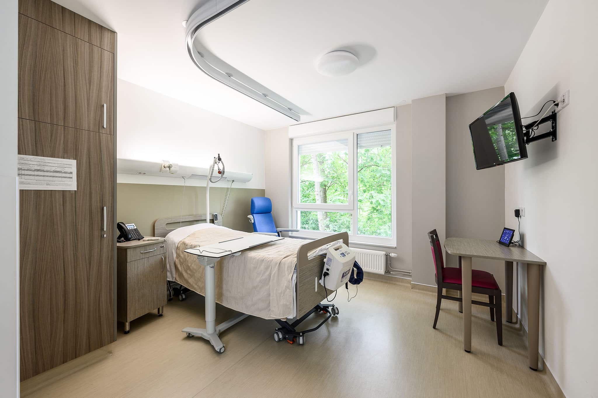 EHPAD et oncologie au centre hospitalier de Sallanches, vue sur la chambre