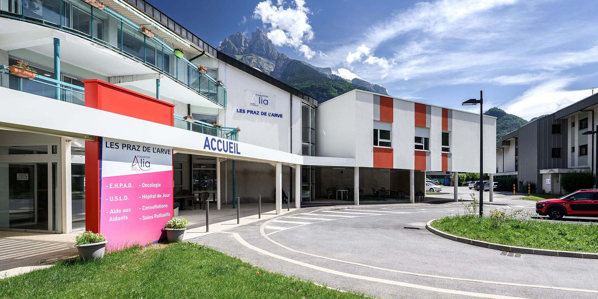 EHPAD et oncologie au centre hospitalier de Sallanches, vue sur l'entrée