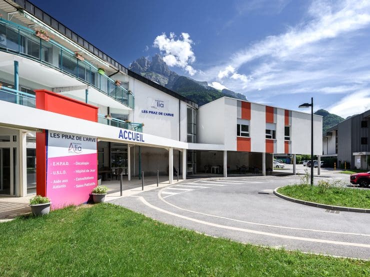EHPAD et oncologie au centre hospitalier de Sallanches, vue sur l'entrée