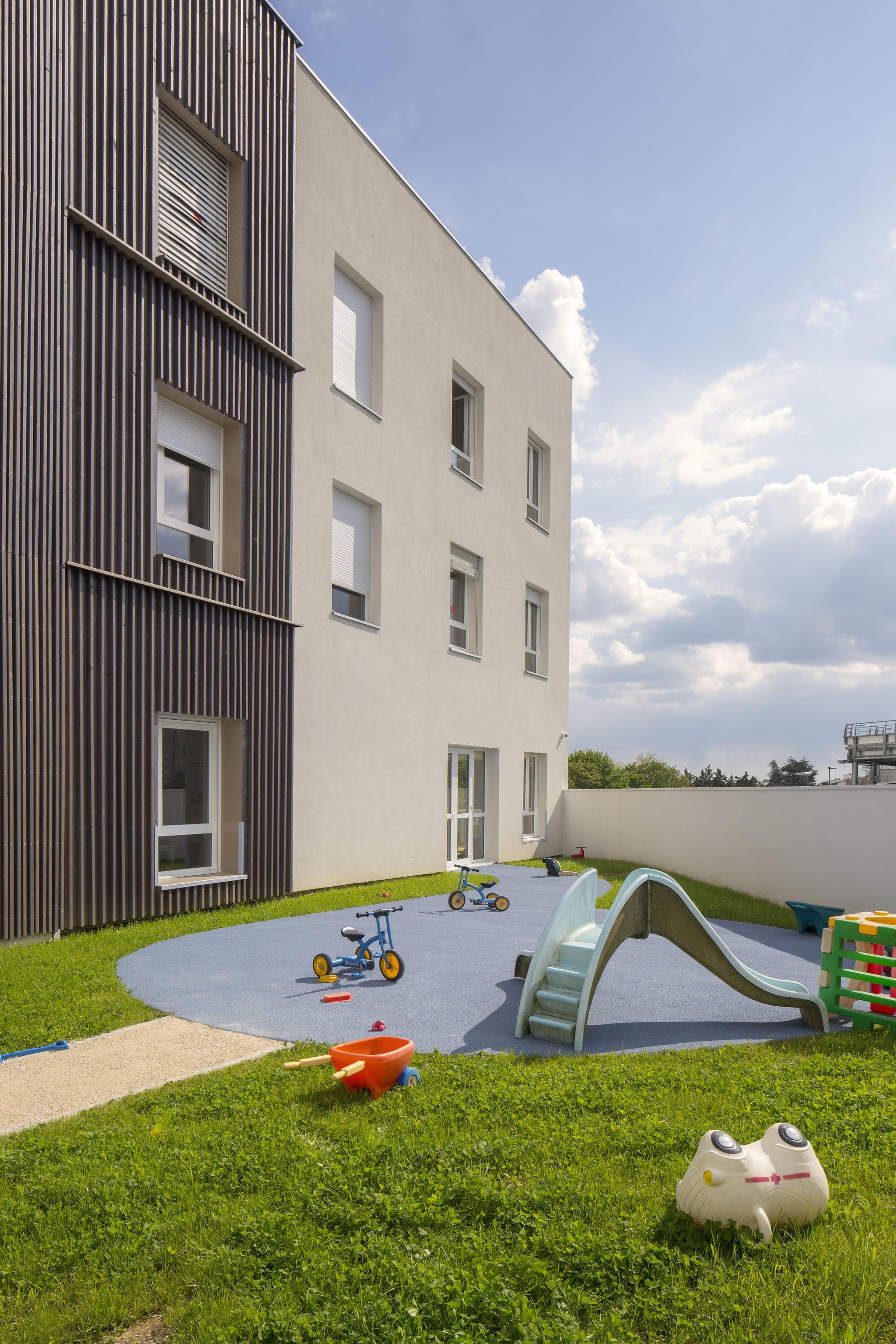 Construction de l'hôpital Melun-Sénart à Melun, vue sur le jardin de la crèche