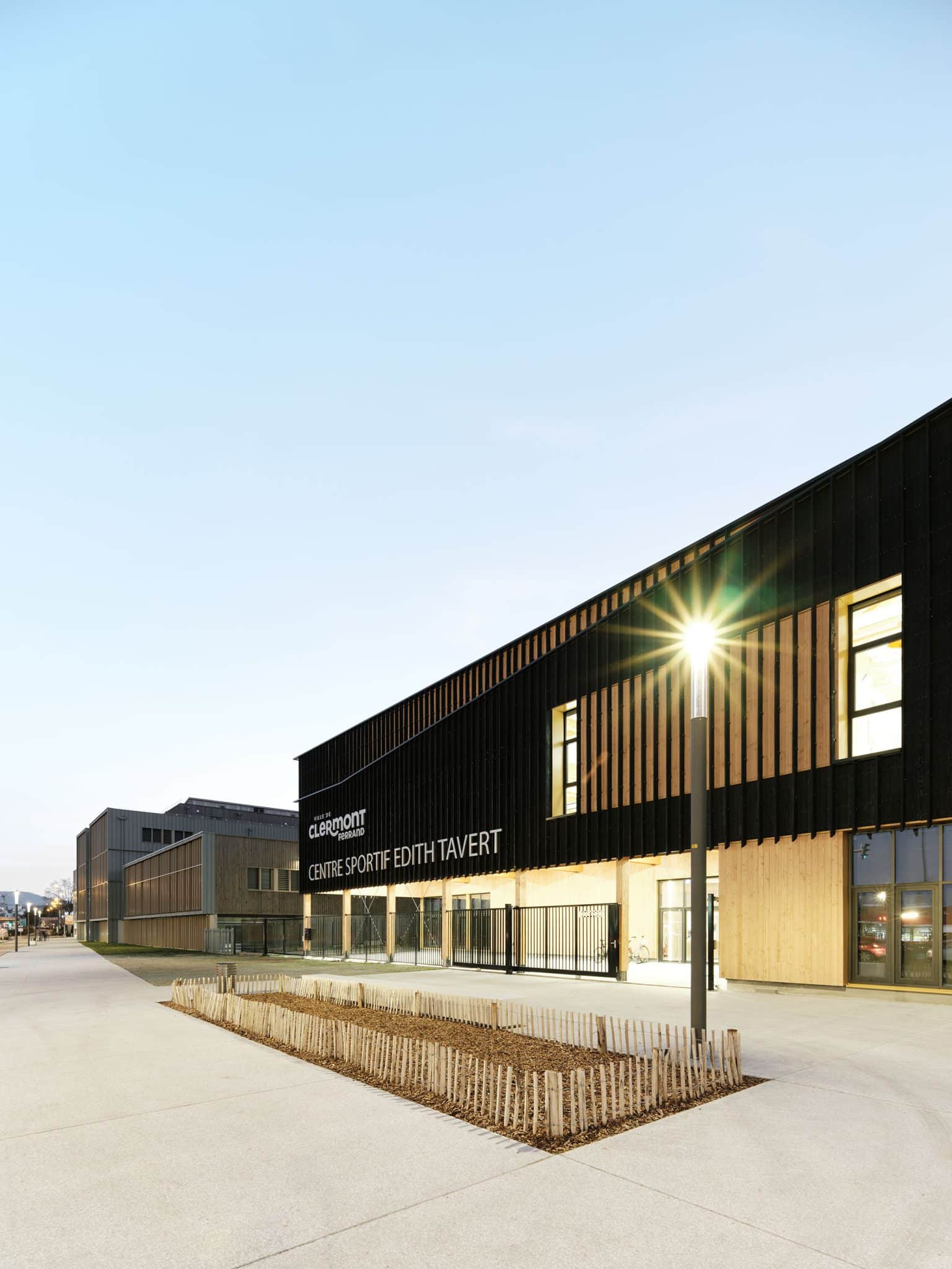 Complexe sportif Edith Tavert à Clermont-Ferrand, vue du parvis