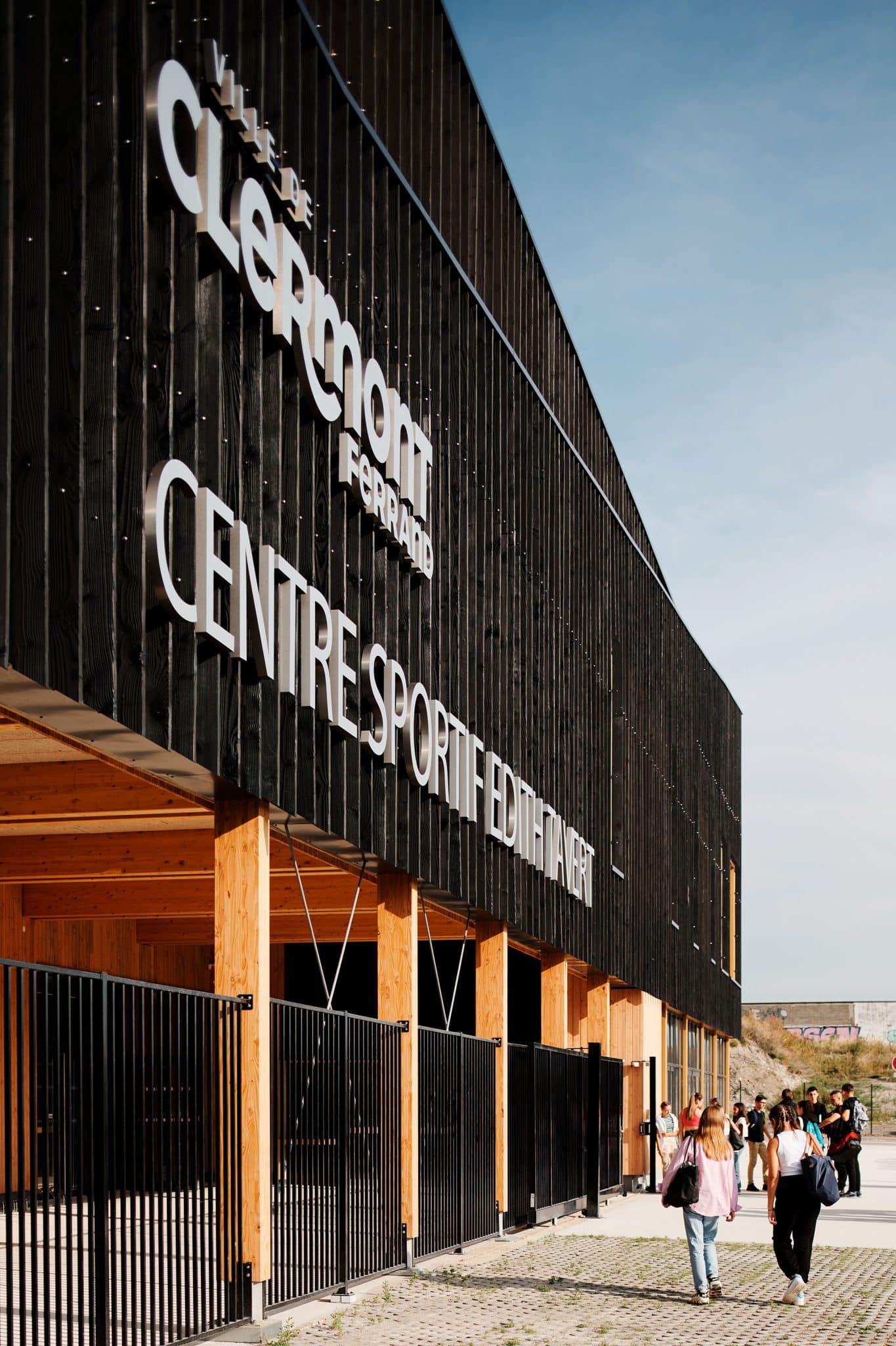 Complexe sportif Edith Tavert à Clermont-Ferrand, vue du parvis