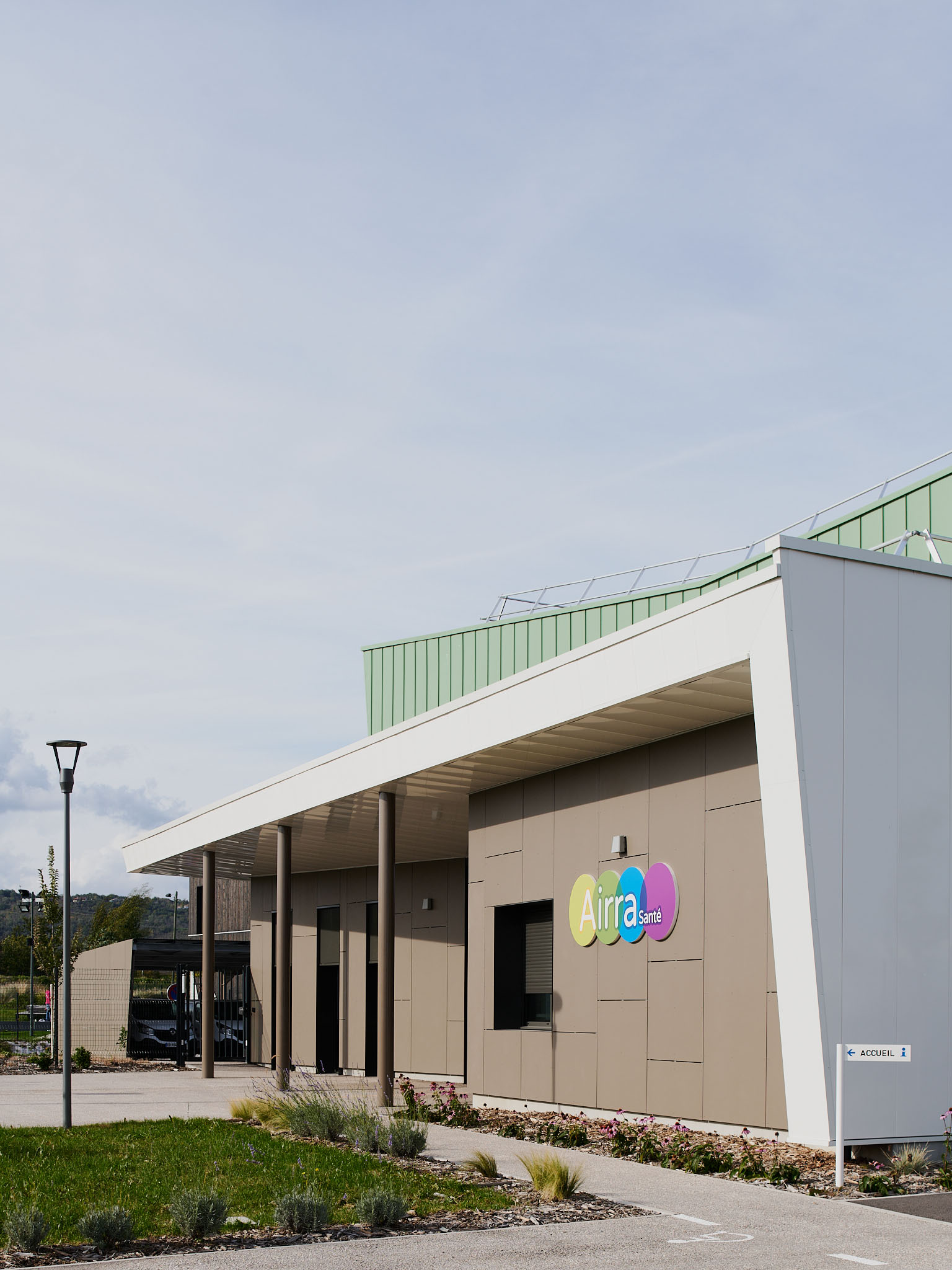 Construction du siège social de l'Airra Santé à Cébazat, vue de l'entrée