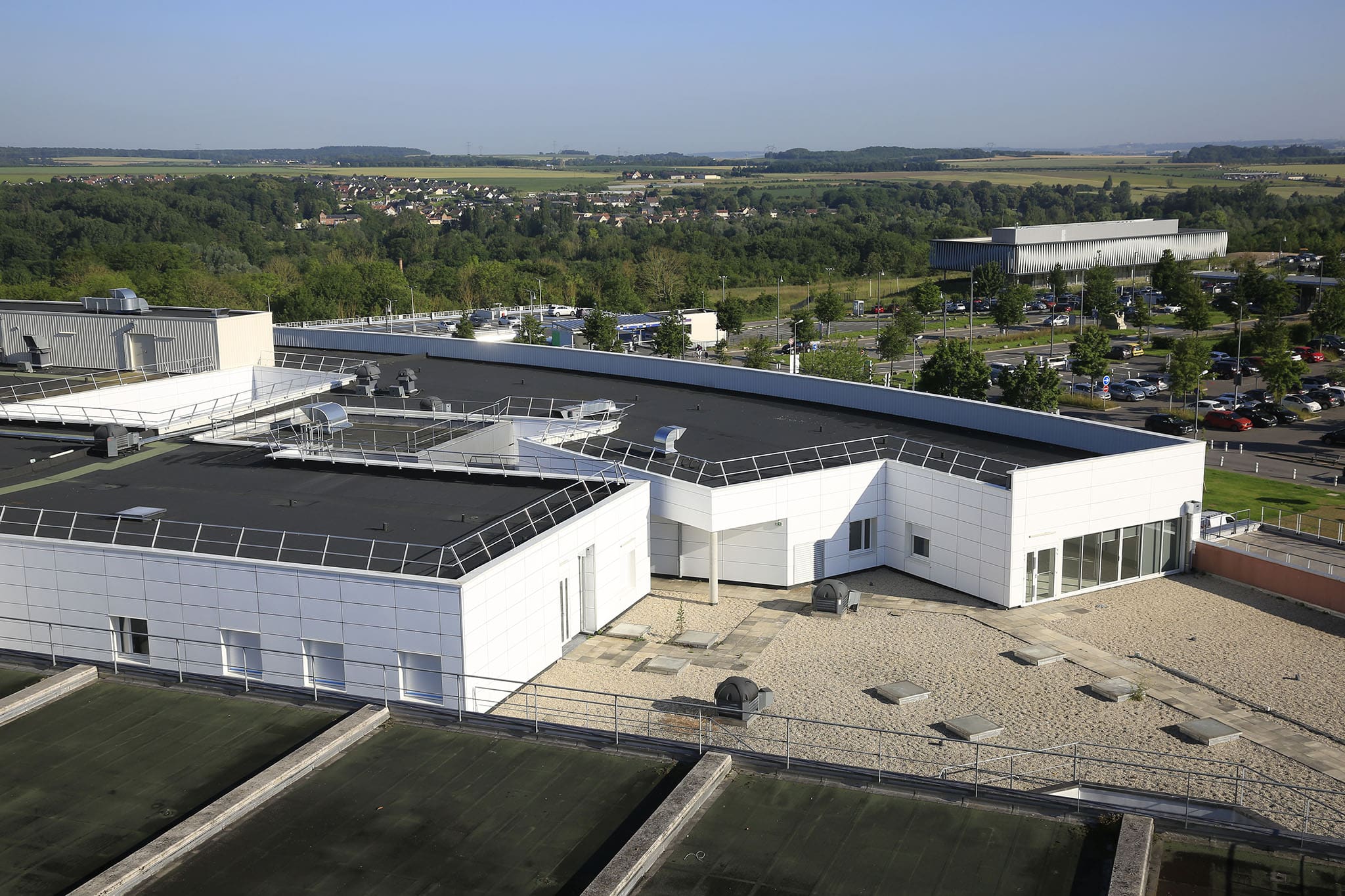 Extension des soins critiques et de la radiothérapie au CHU d'Amiens Picardie, vue de l'extension sur le toit