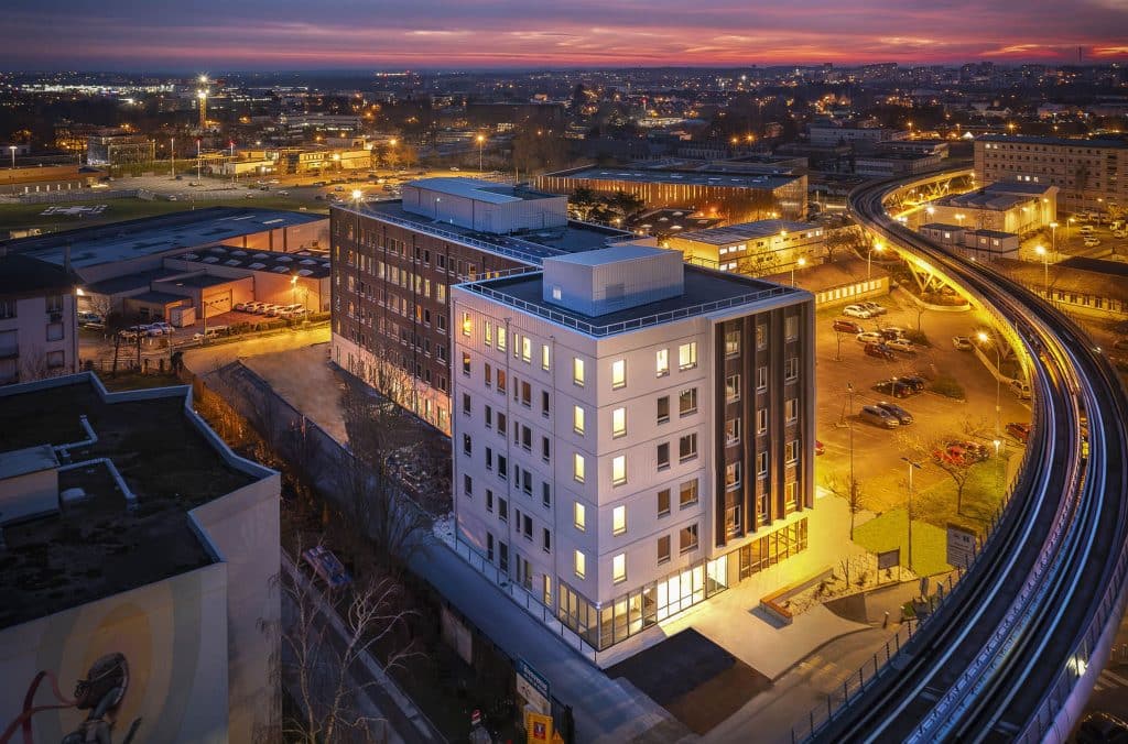 Bâtiment tertiaire au Centre Hospitalier Universitaire de Rennes, vue aérienne de nuit