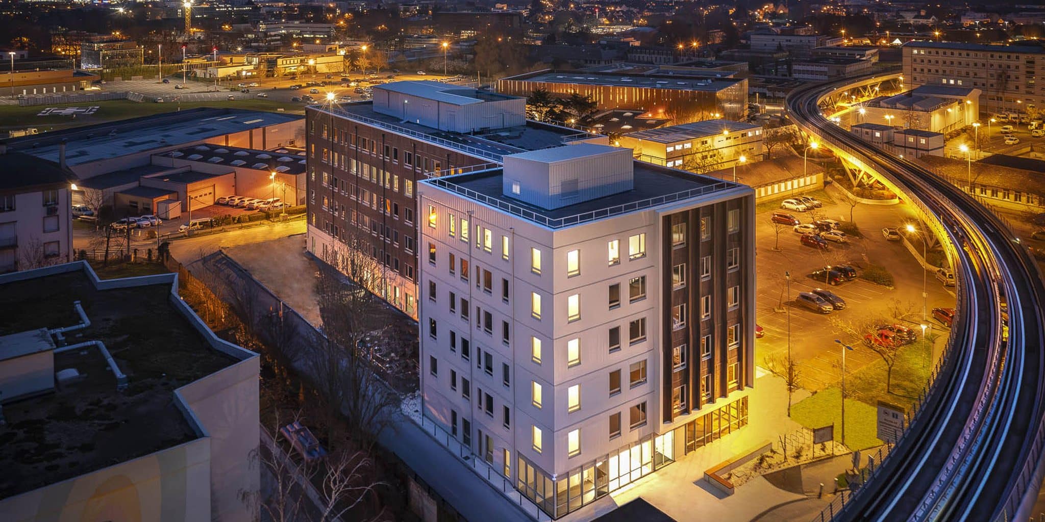 Bâtiment tertiaire au Centre Hospitalier Universitaire de Rennes, vue aérienne de nuit