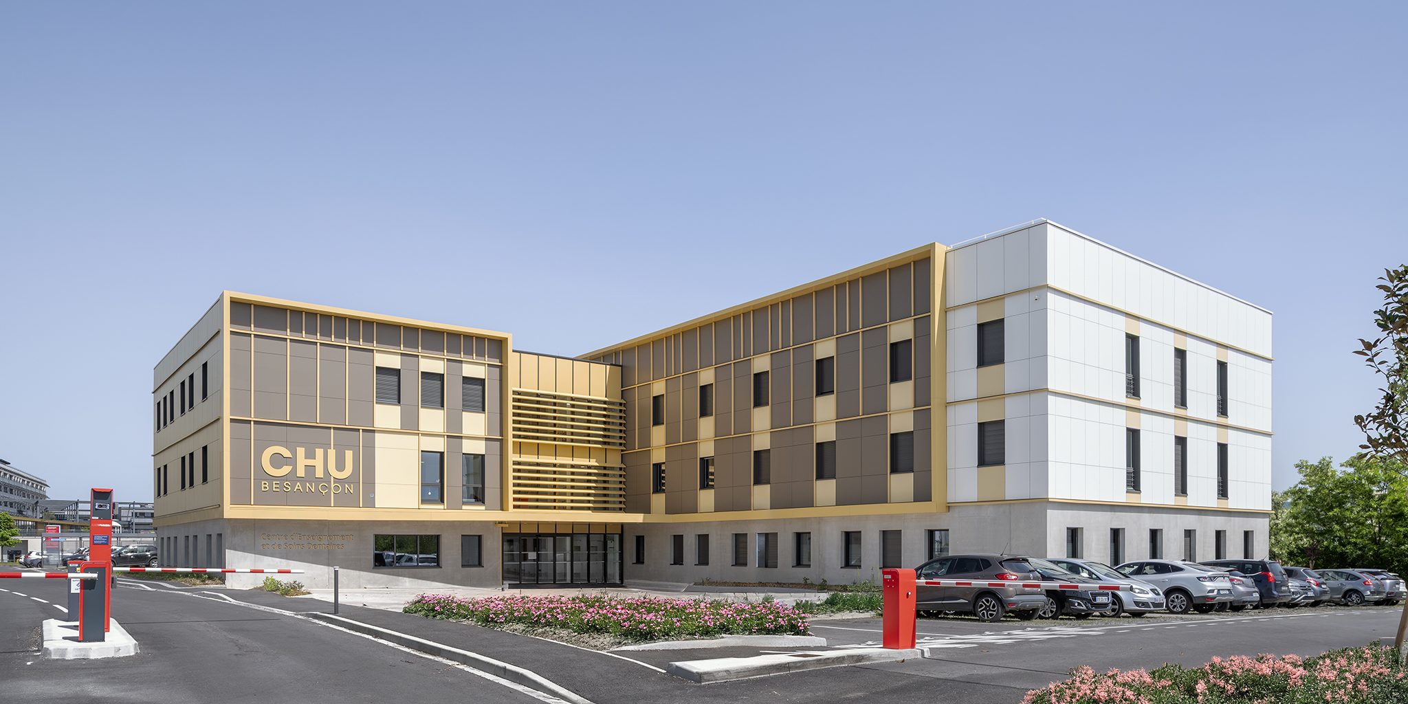 Centre d'enseignement en soins dentaires au CHU de Besançon, vue de l'entrée