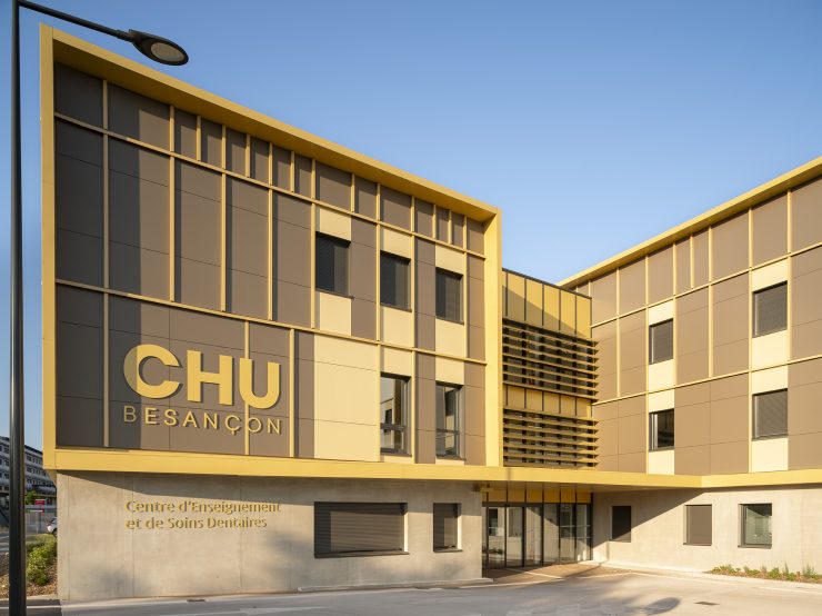 Centre d'Enseignement en Soin Dentaire au CHU de Besançon; vue sur l'entrée