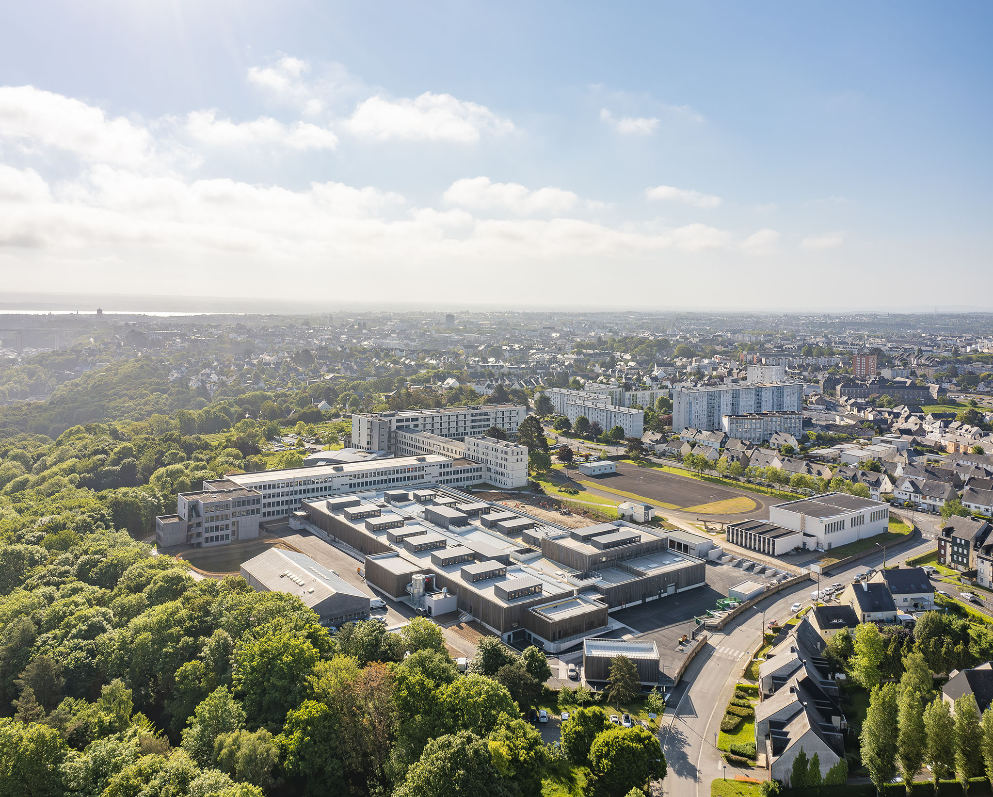 Vue aérienne de la Halle des métiers au lycée Eugène Freyssinet à Saint-Brieuc, CRR Architecture