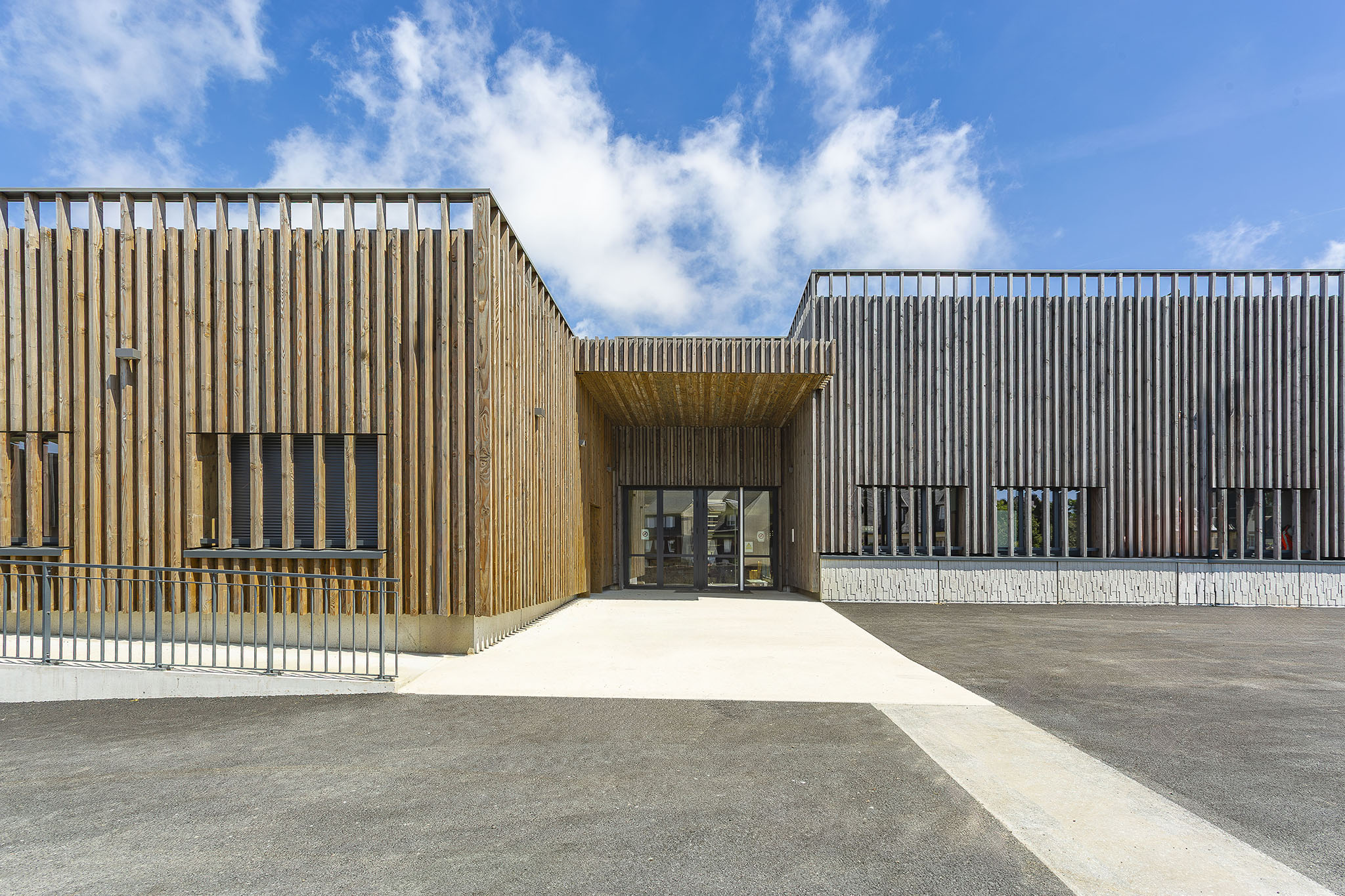 Entrée de la Halle des métiers au lycée Eugène Freyssinet à Saint-Brieuc, CRR Architecture