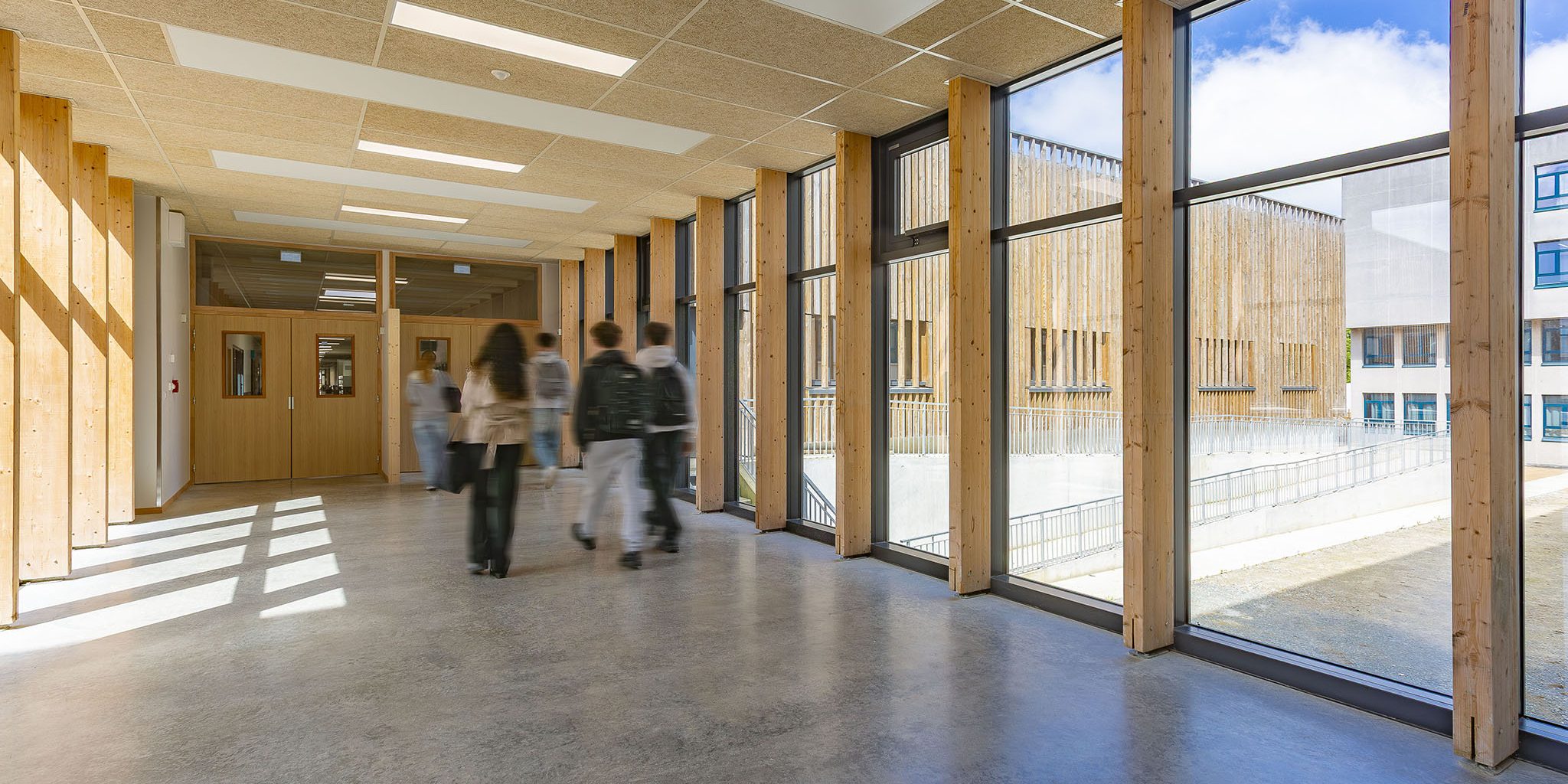 Rue intérieure de la Halle des métiers au lycée Eugène Freyssinet à Saint-Brieuc, CRR Architecture