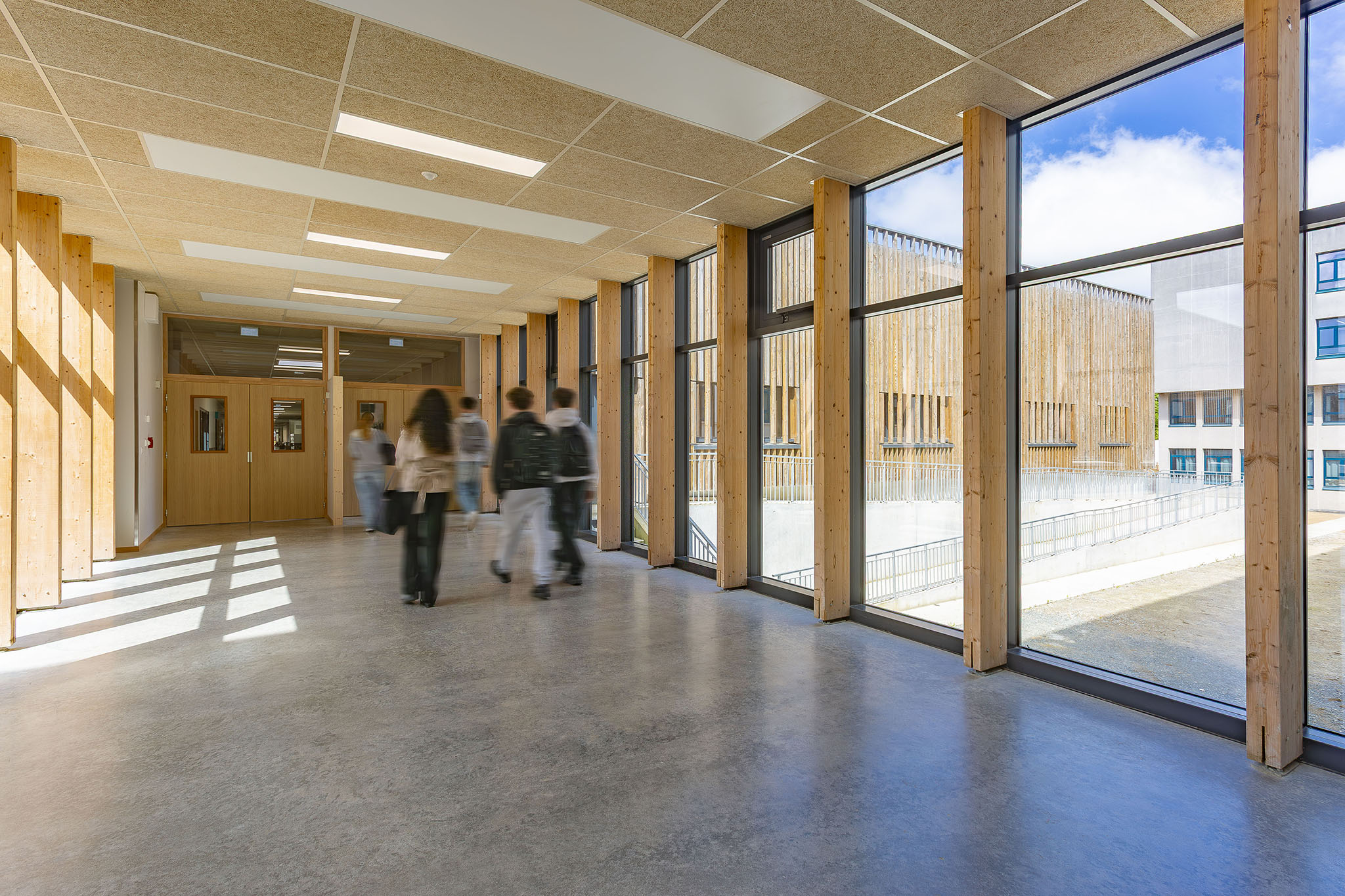 Rue intérieure de la Halle des métiers au lycée Eugène Freyssinet à Saint-Brieuc, CRR Architecture