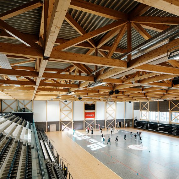 Complexe sportif et associatif Edith Tavert dans le quartier Saint Jean à Clermont-Ferrand, vue sur la salle multisports