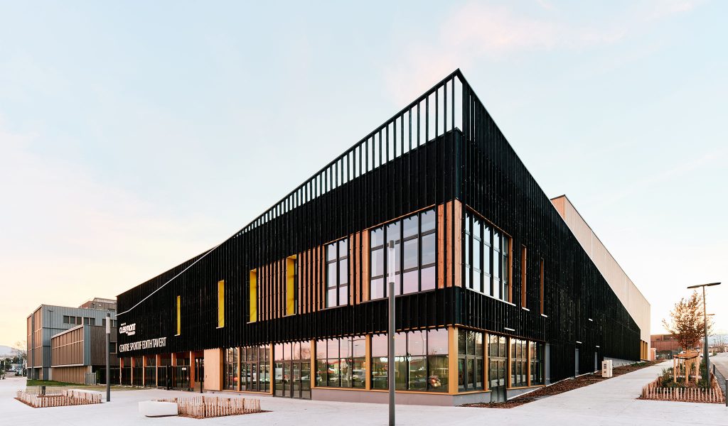Gymnase Edith Tavert à Clermont-Ferrand, vue depuis le parvis
